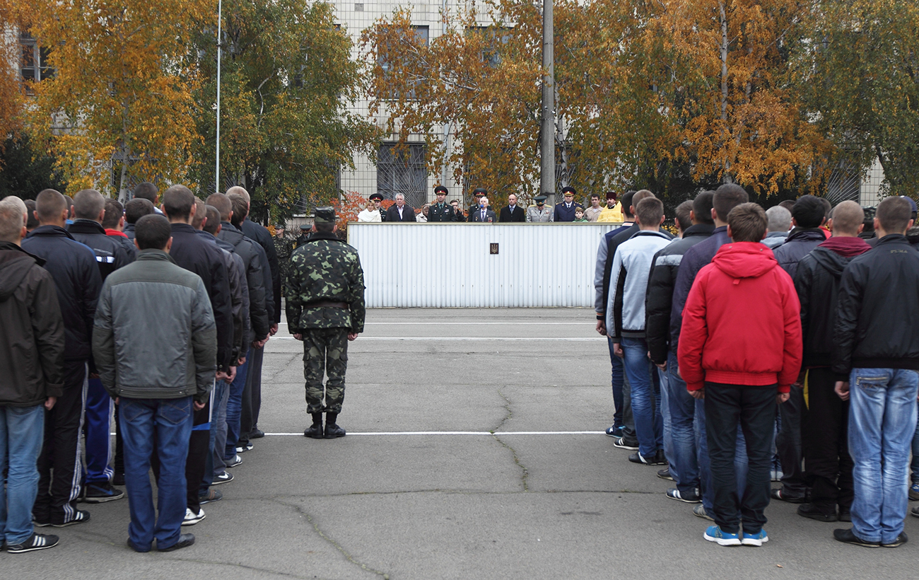 На "пары" или в армию: почему массово рассылают повестки и что делать абитуриентам